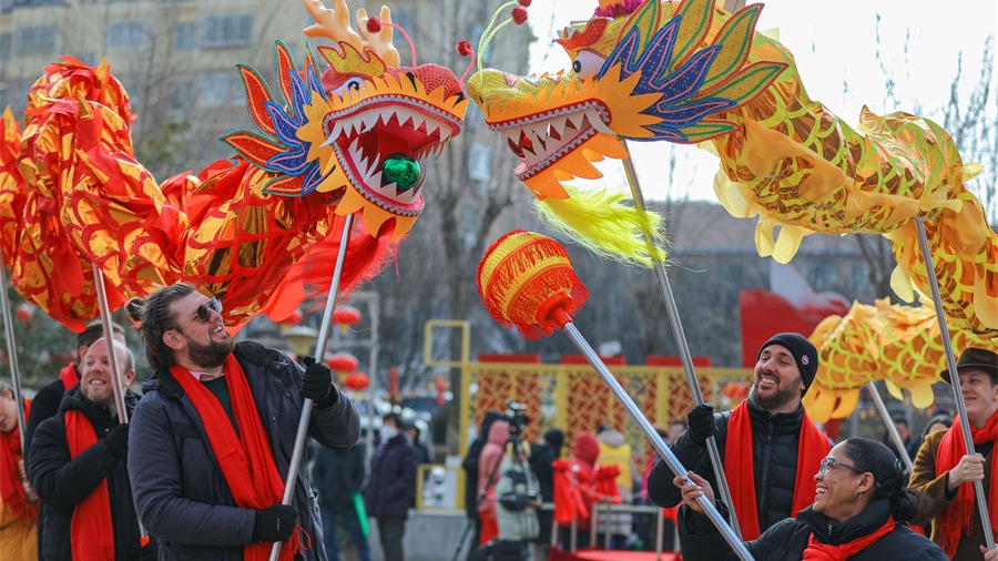 也在中场防